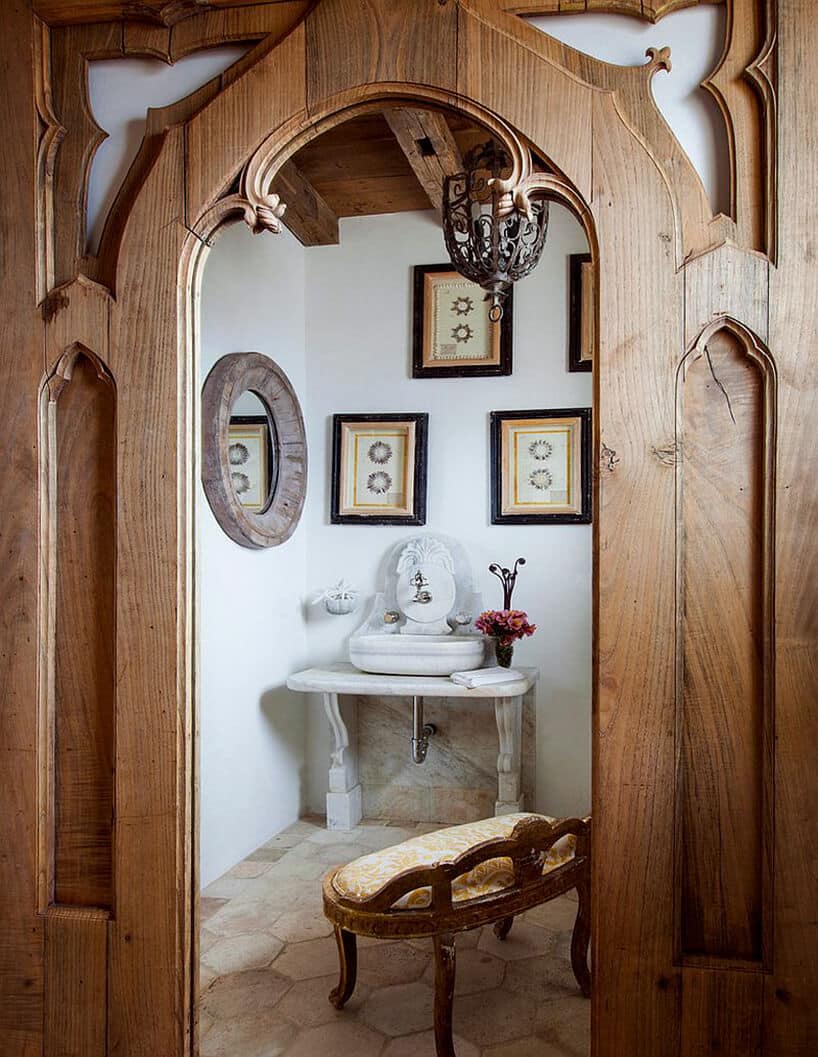 drewniana zdobiona futryna w przejściu do łazienki w stylu prowansalskim
