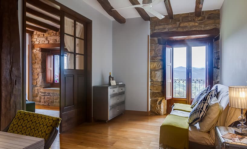 mały pokój w stylu prowansalskim z balkonem z odsłoniętym budulcem ściany