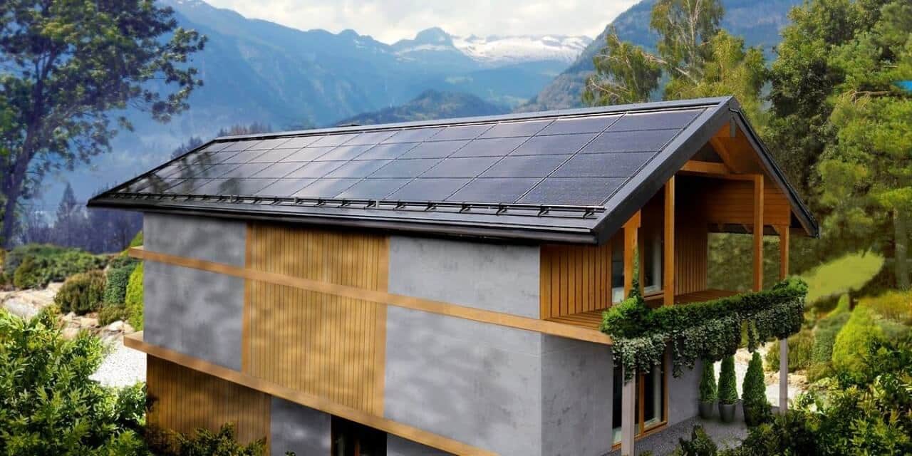 dom w górach alpach z dachem z paneli fotowoltaicznych