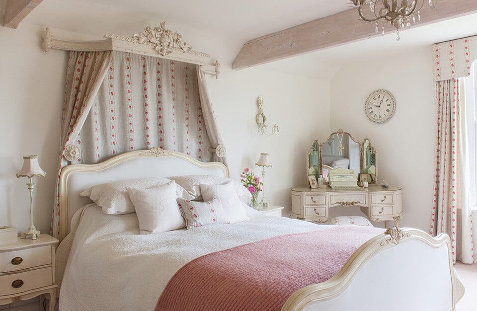 białe wnętrze sypialni w stylu francuskim