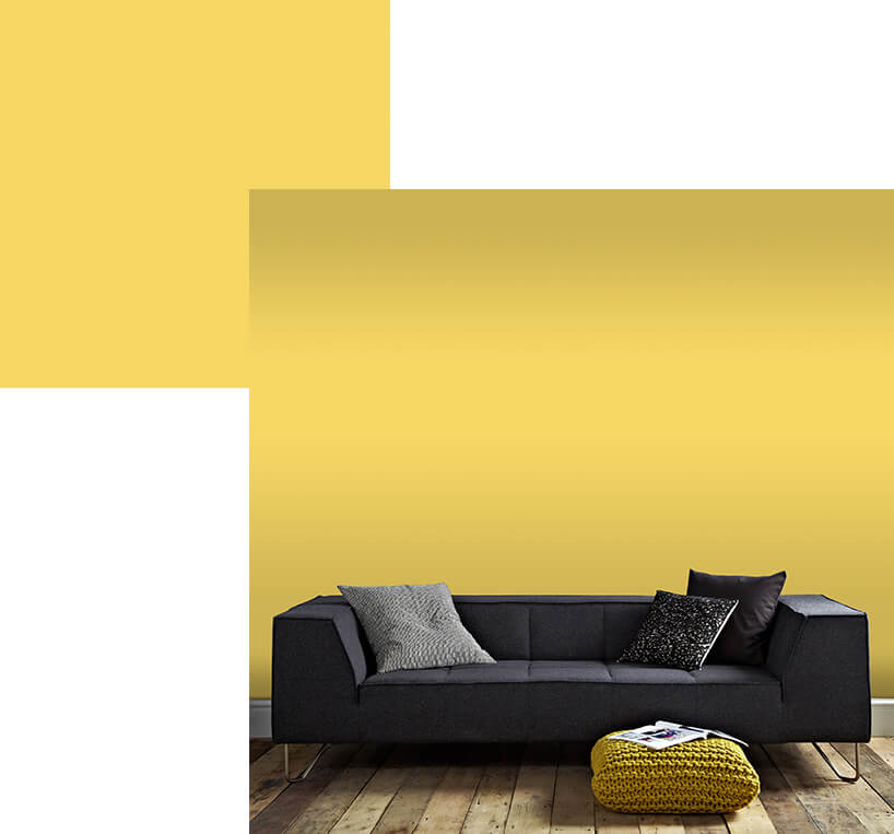czarna sofa na tle żółtej tapety