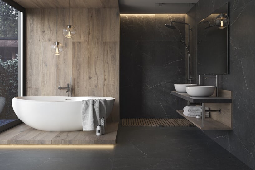 szara duża łazienka z drewnianym podestem i drewnianą ścianą przy wolonostojącej wannie
