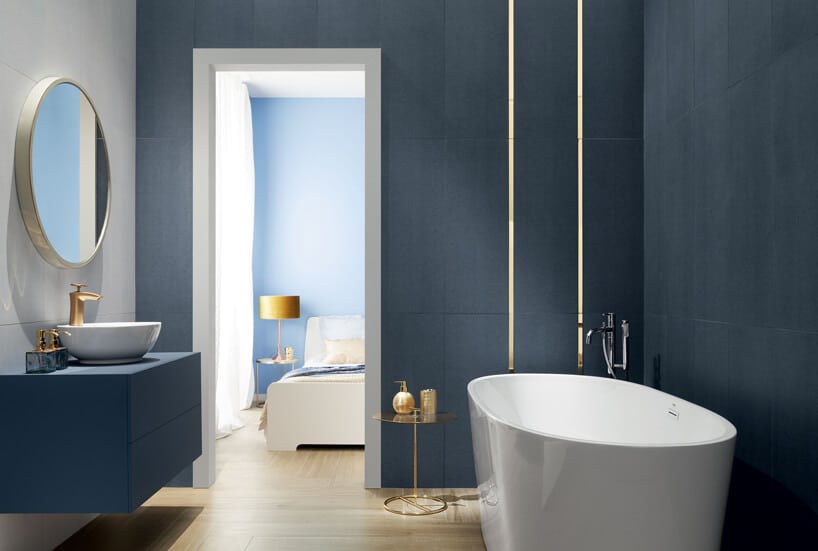 mała niebieska łazienka ze złotymi wykończeniami