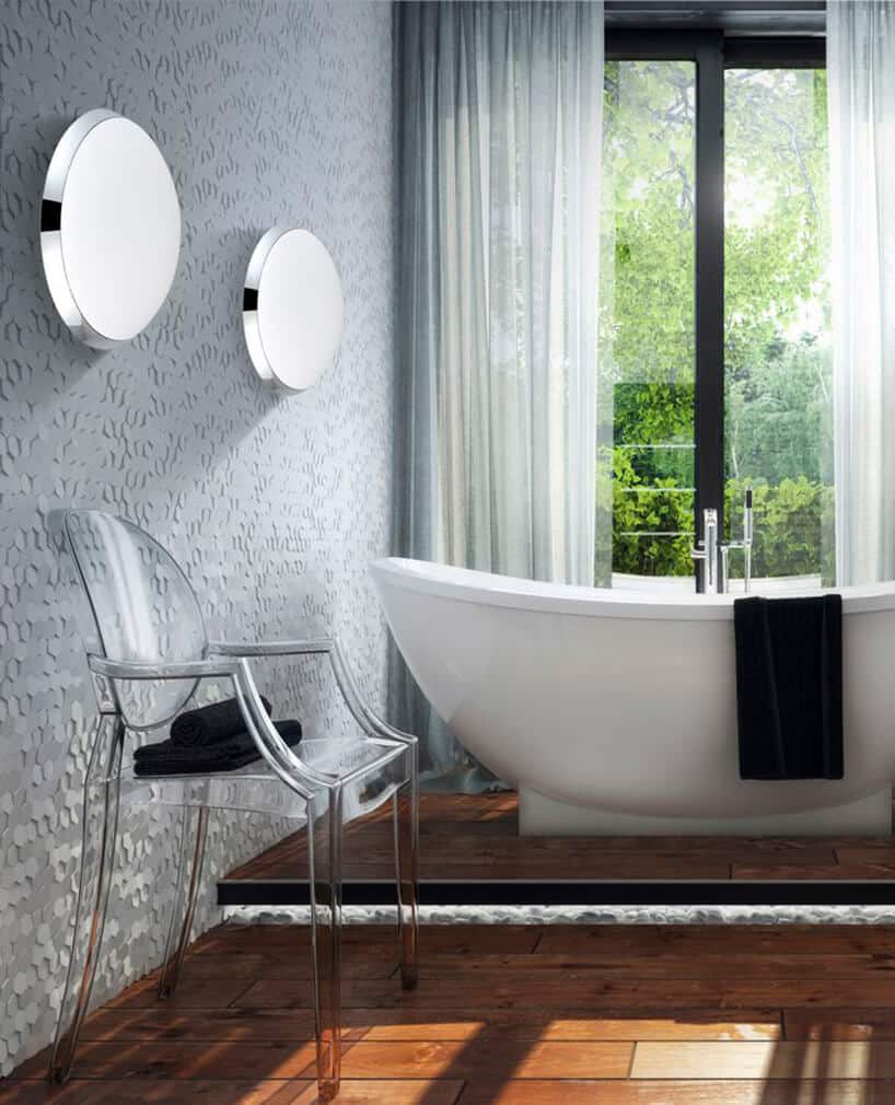 nowoczesna łazienka z szarą ścianą 3D wolnostjącą wanną i plastikowym przeźroczystym krzesłem
