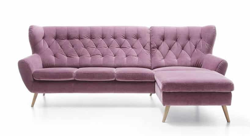 fioletowa sofa narożna z wysokimi drewnianymi nóżkami Voss Gala Collezione
