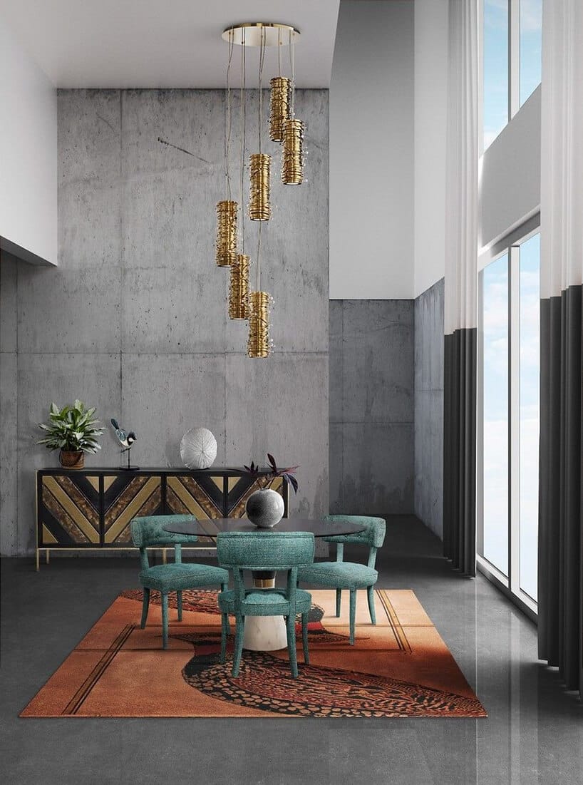 proste wnętrze z betonową ścianą złotą wiszącą lampą nad czarnym stolikiem z trzema zielonymi krzesłami