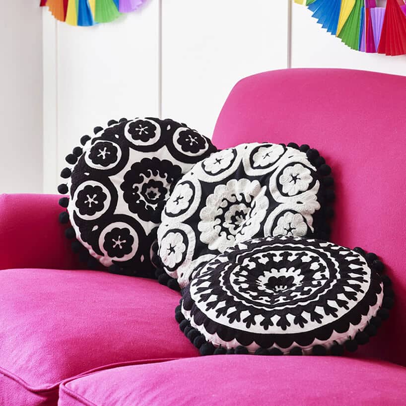 styl marokański różowa sofa z czarno-białym okrągłymi poduszkami