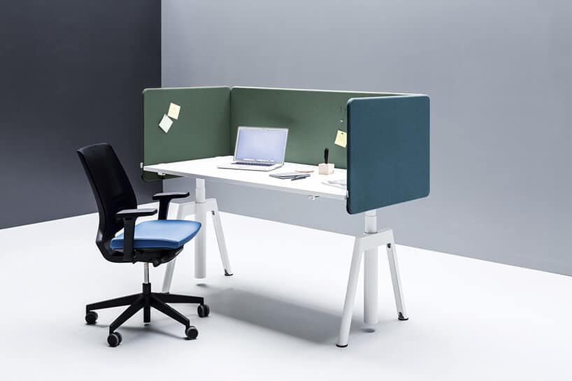 aranżacja stanowiska pracy ETUM od Fabryka Mebli BALMA białe biurko ze ściankami w ciemnych pastelowych kolorach