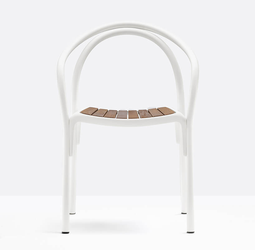 eleganckie krzesło SOUL od Pedrali drewnianym siedziskiem i białym metalowym stelażem