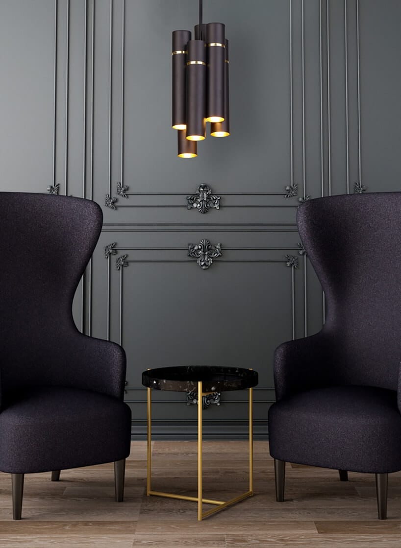 elegancka ciemna lampa wisząca MiLAGRO by MACIEJ ZIEŃ od EKO-LIGHT nad dwoma ciemnymi fotelami z wysokim oparciem