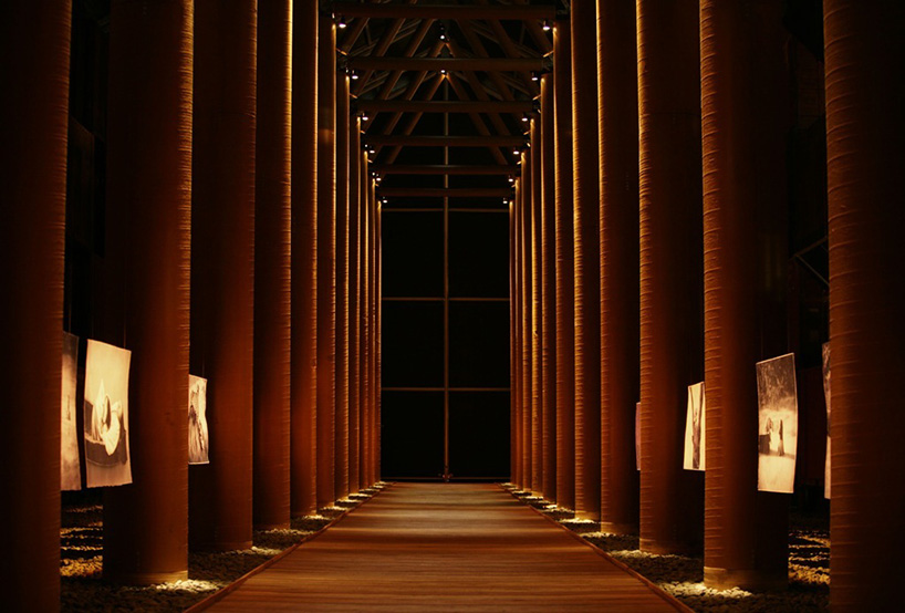 główna aleja z kolumnami w muzeum
