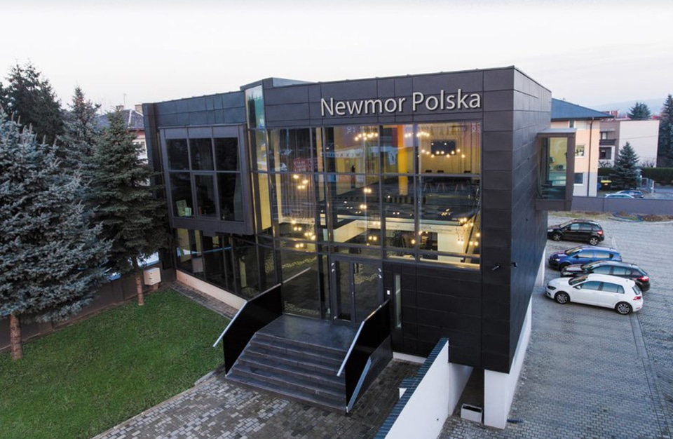 zdjęcie czarnego budynku Newmor Polska