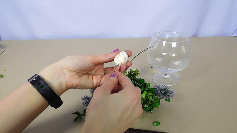 mocowanie styropianowych jajek na gałązce