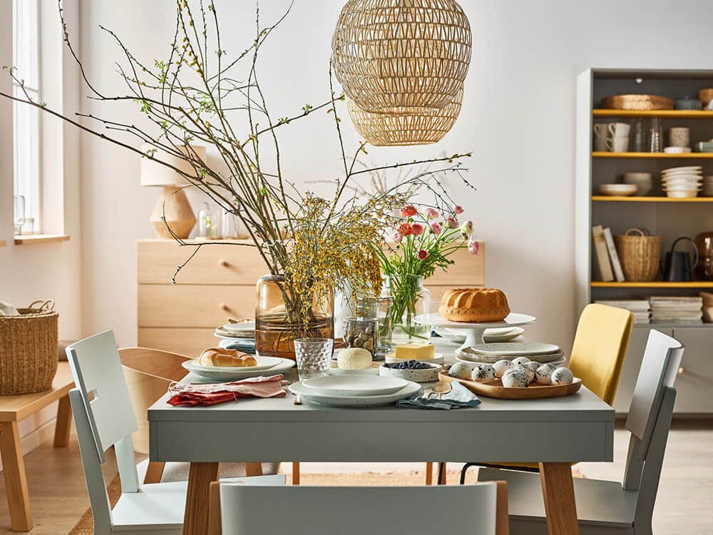 Wielkanocny stół: wśród pisanek i wiosennych dekoracji