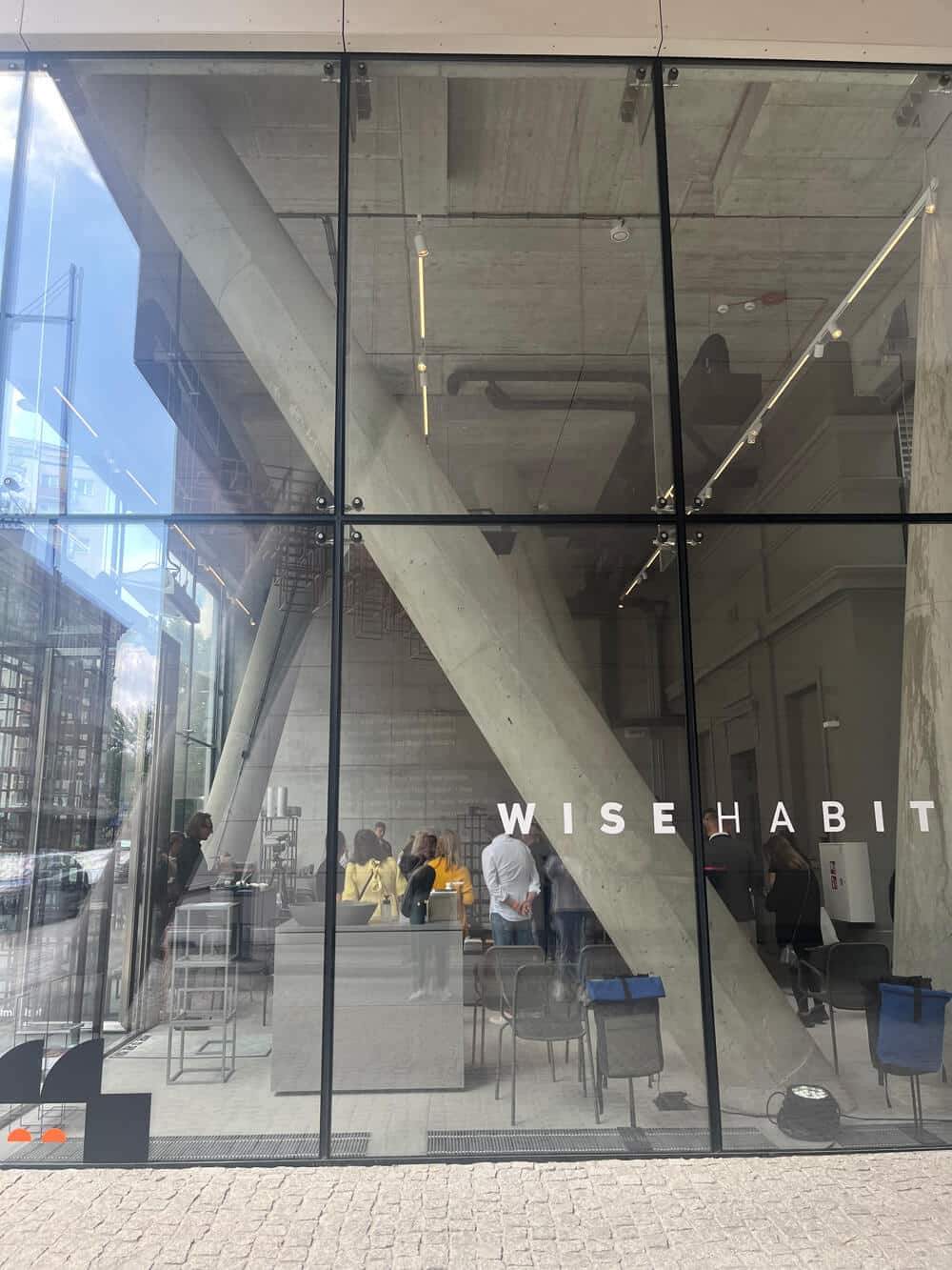 Wise Habit Multibrandowy Showroom przy ul. Żelaznej 24 w Warszawie