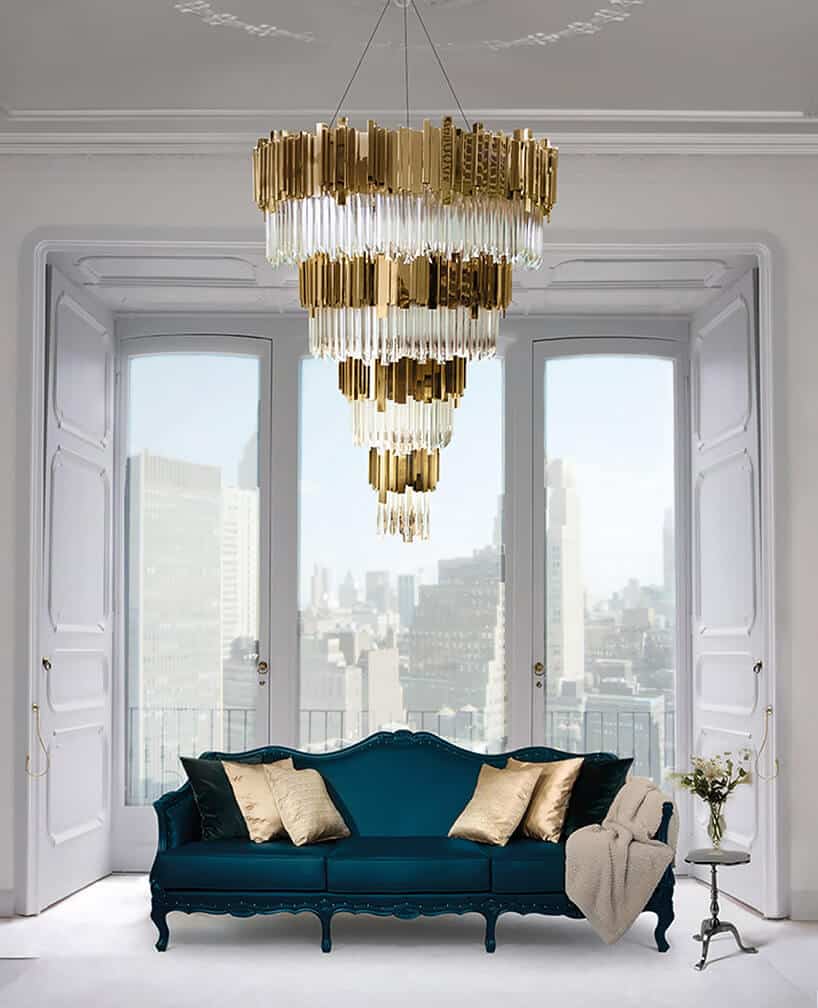 niebieska sofa stojąca pod złotym żyrandolem